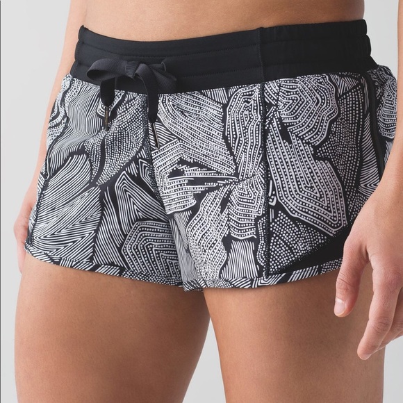 Lululemon Hotty Hot Short Dottie Tribe White Black